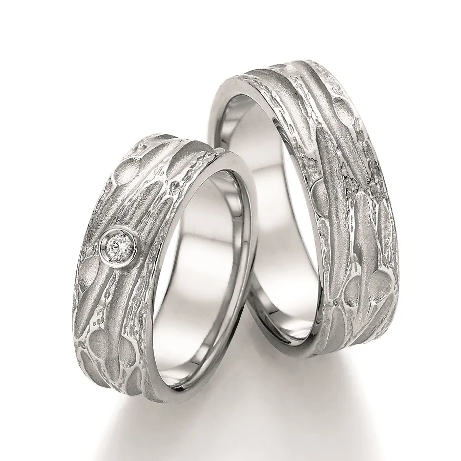 Alianzas de boda de plata con diamante