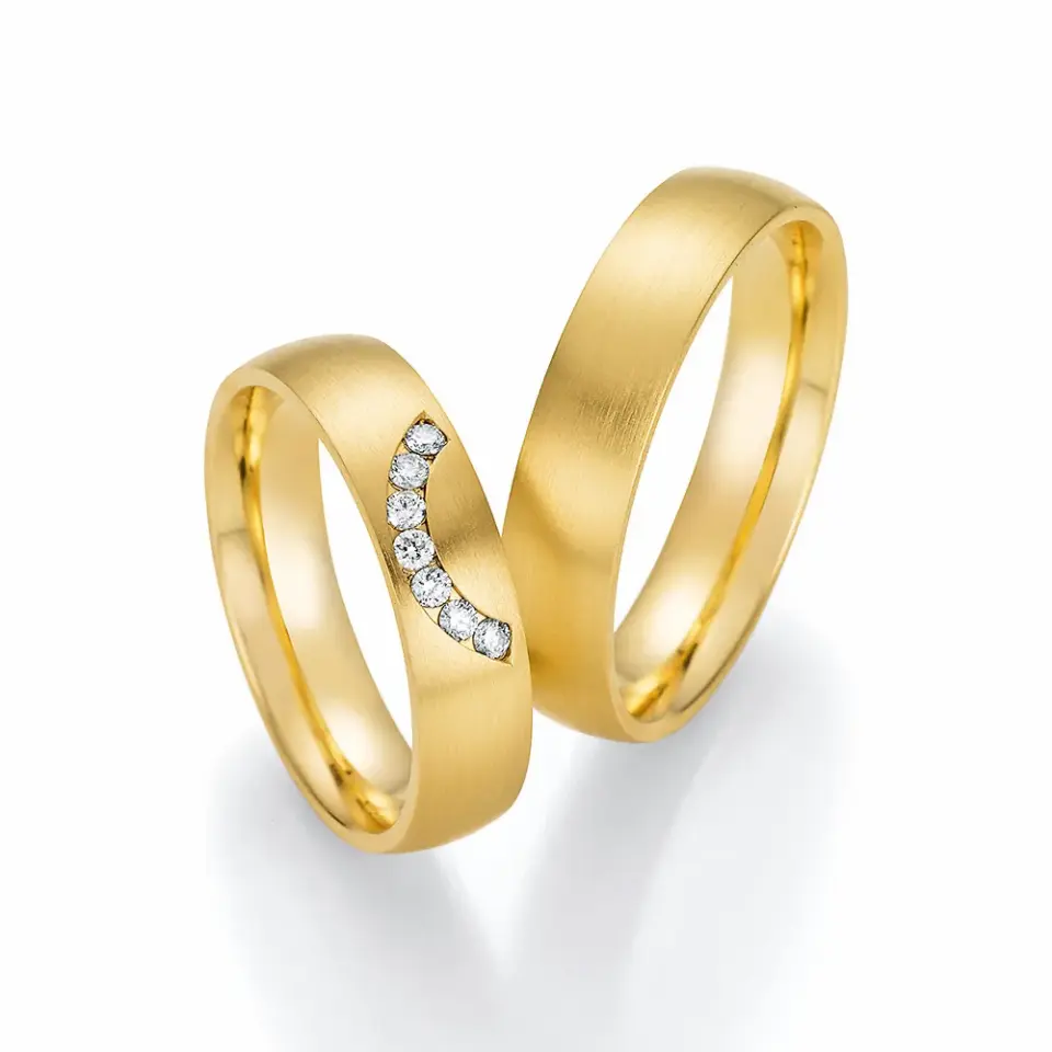 Alianzas de boda de oro amarillo con diamantes