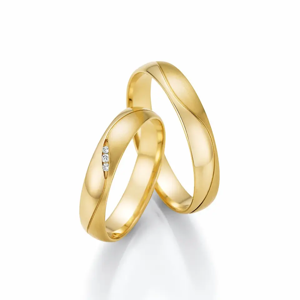 Alianzas de boda de oro amarillo con diamantes