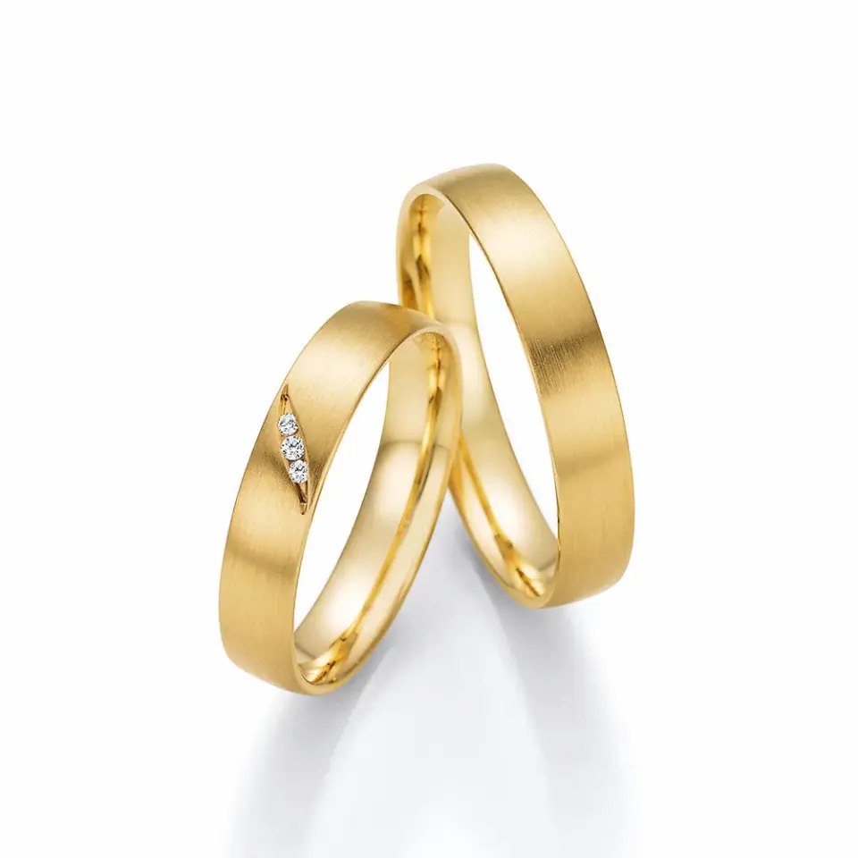 Alianzas de boda de oro amarillo con diamantes