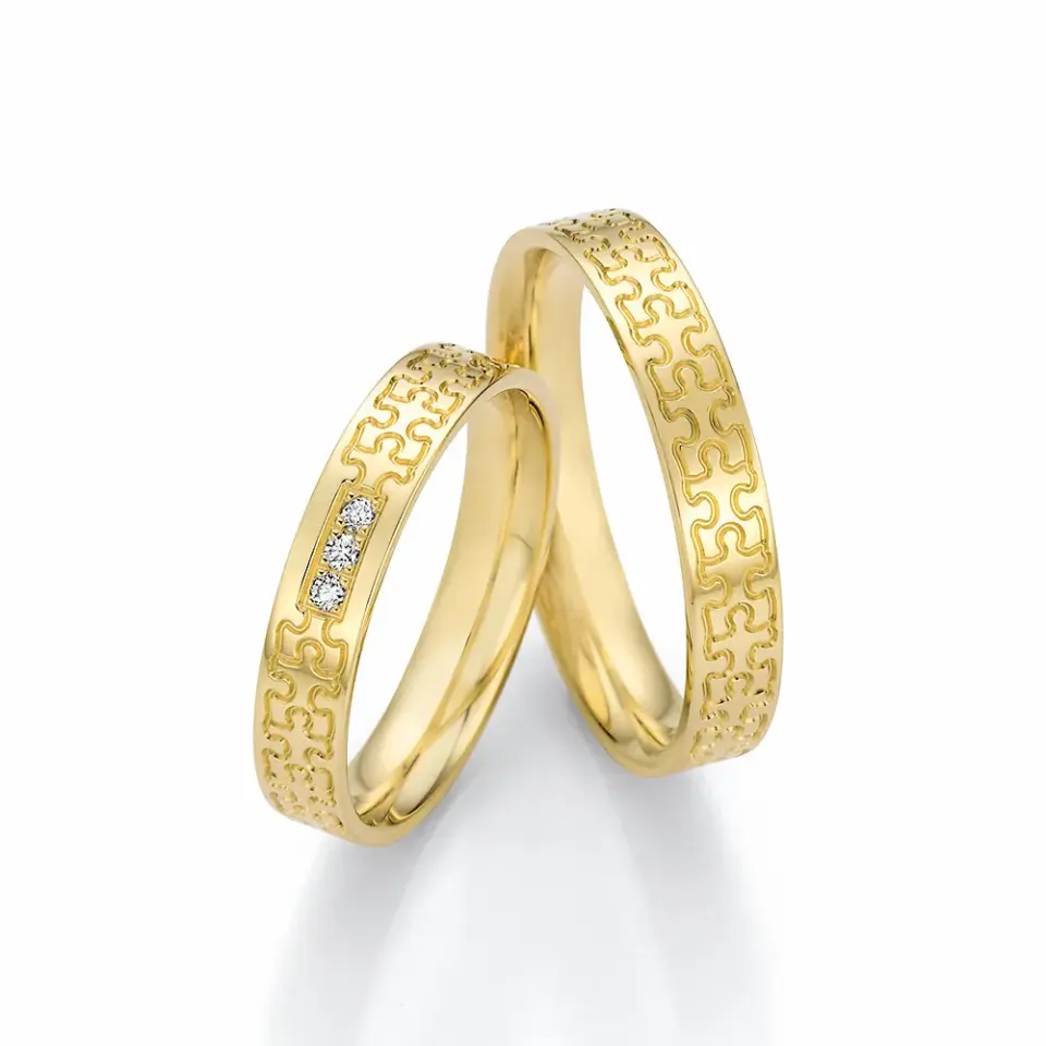 Alianzas de boda de oro amarillo con diamantes