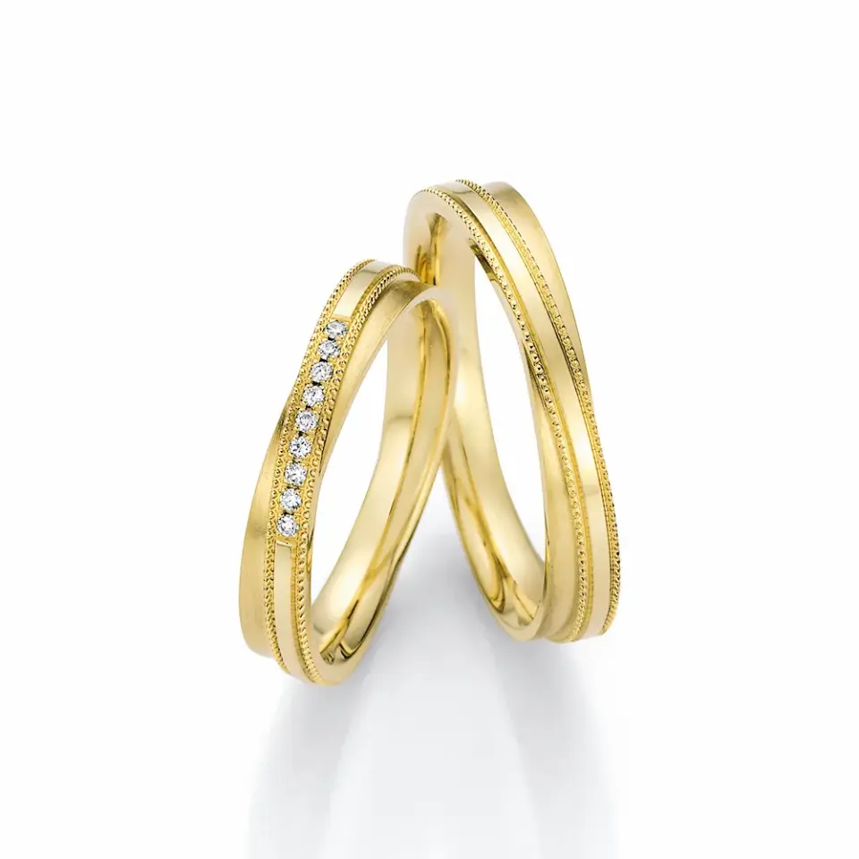 Alianzas de boda de oro amarillo con diamantes