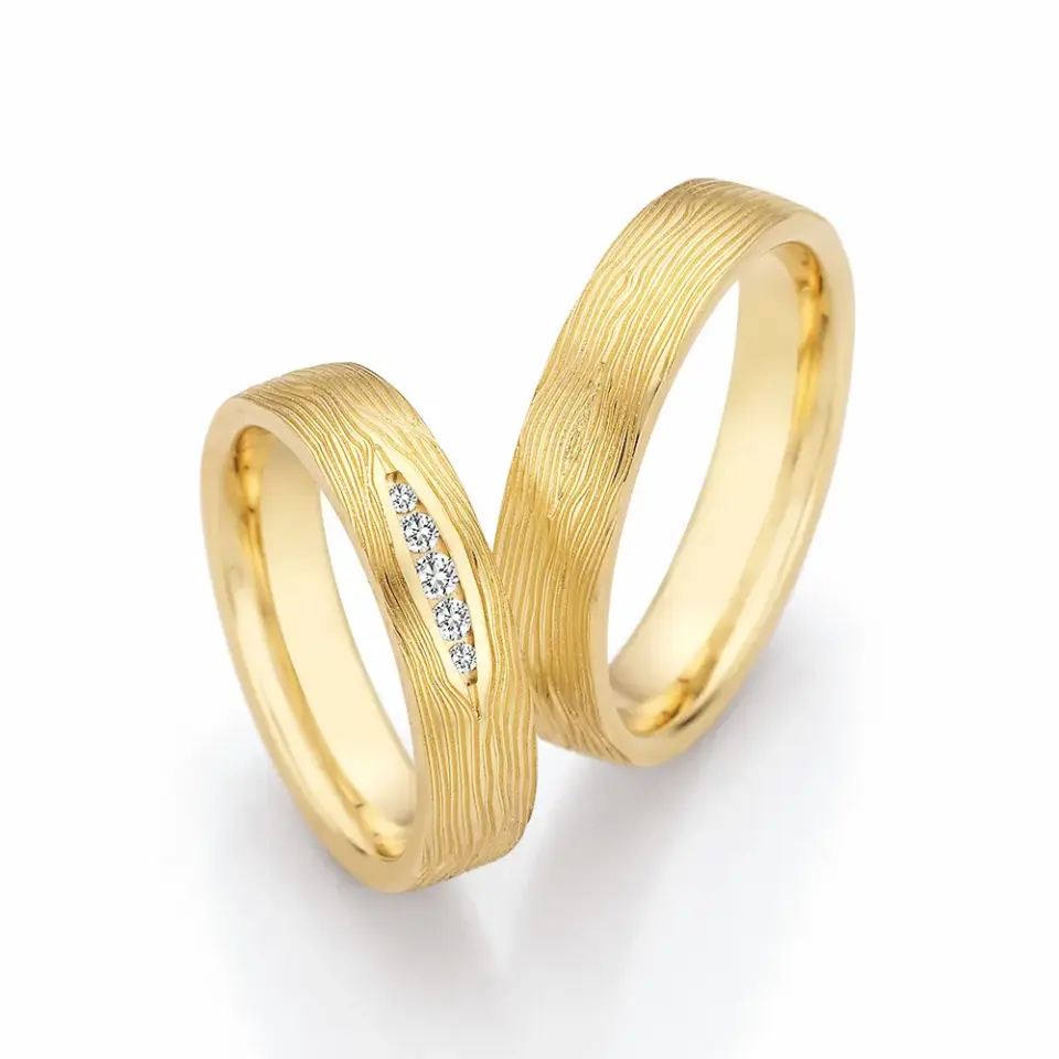 Alianzas de boda de oro amarillo con diamantes