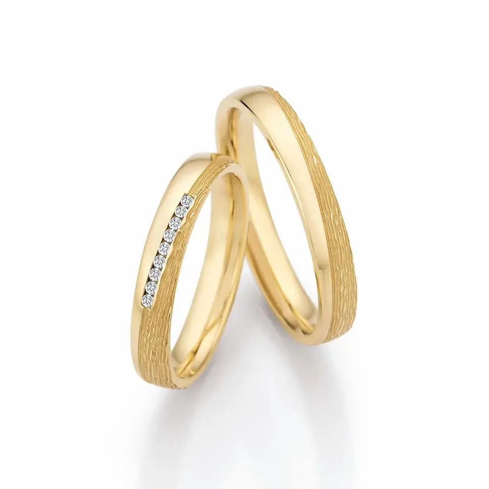 Alianzas de boda de oro amarillo con diamantes