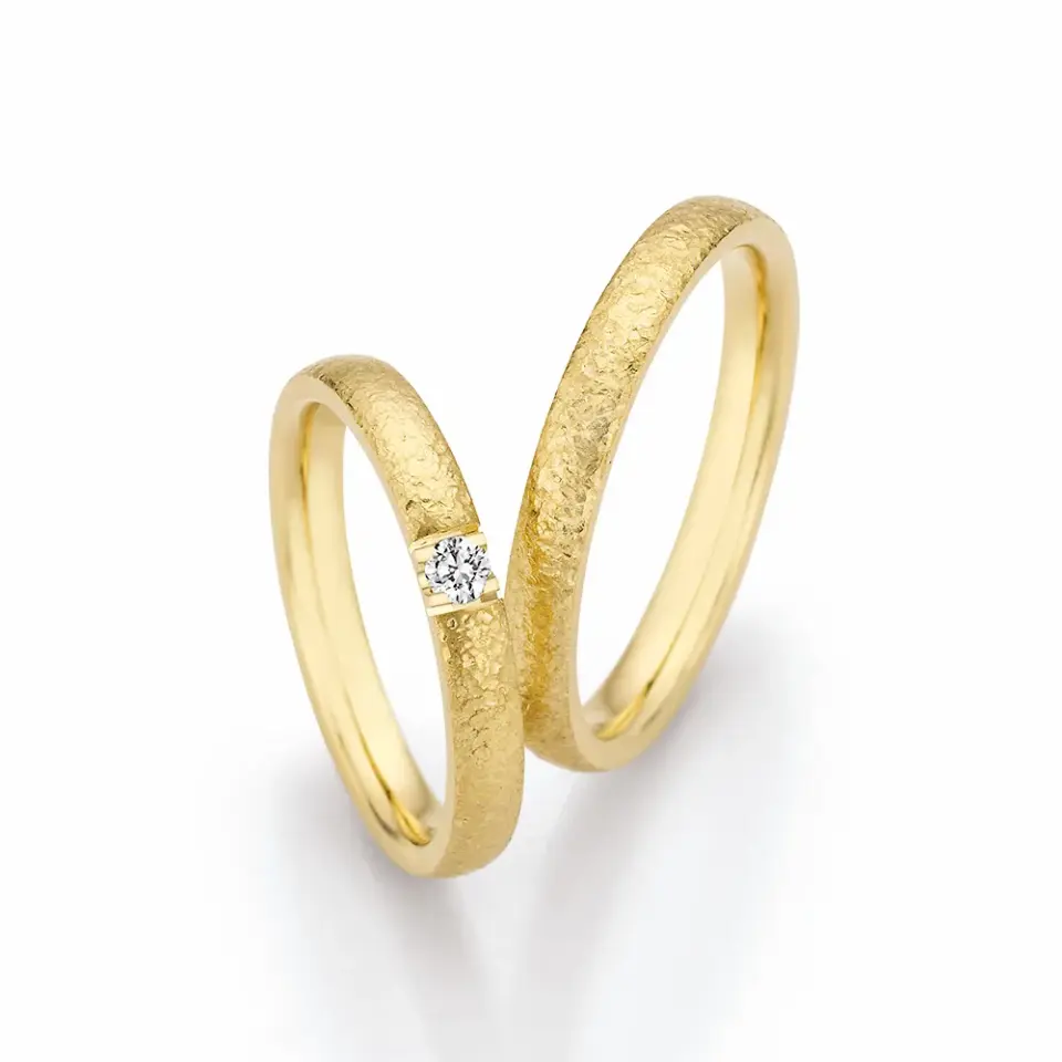 Alianzas de boda de oro amarillo con diamante