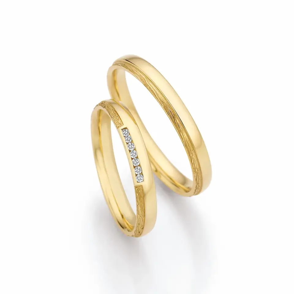 Alianzas de boda de oro amarillo con diamantes