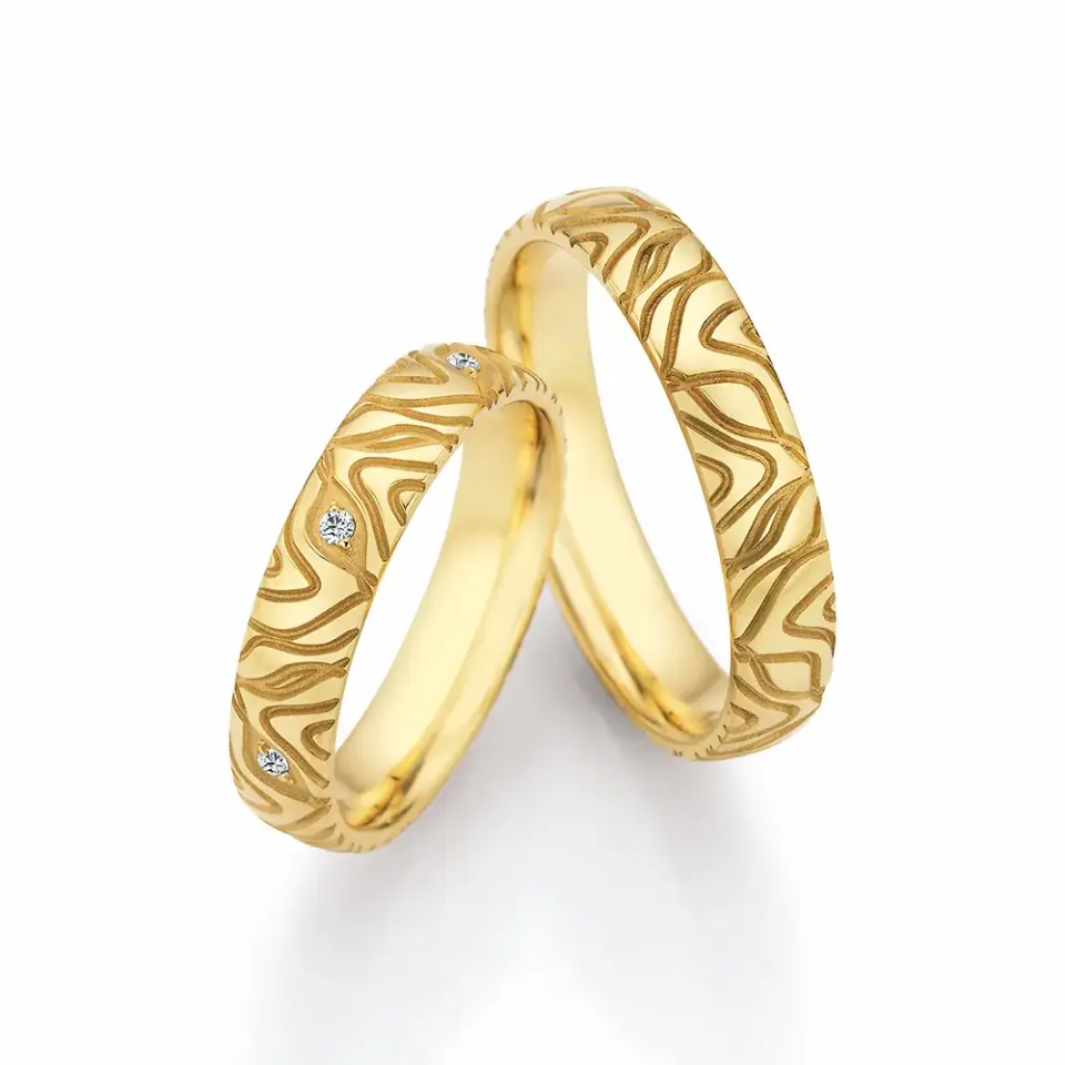Alianzas de boda de oro amarillo con diamantes