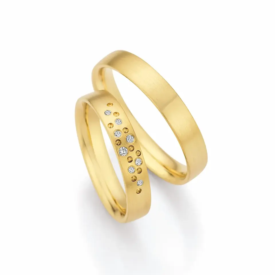 Alianzas de boda de oro amarillo con diamantes