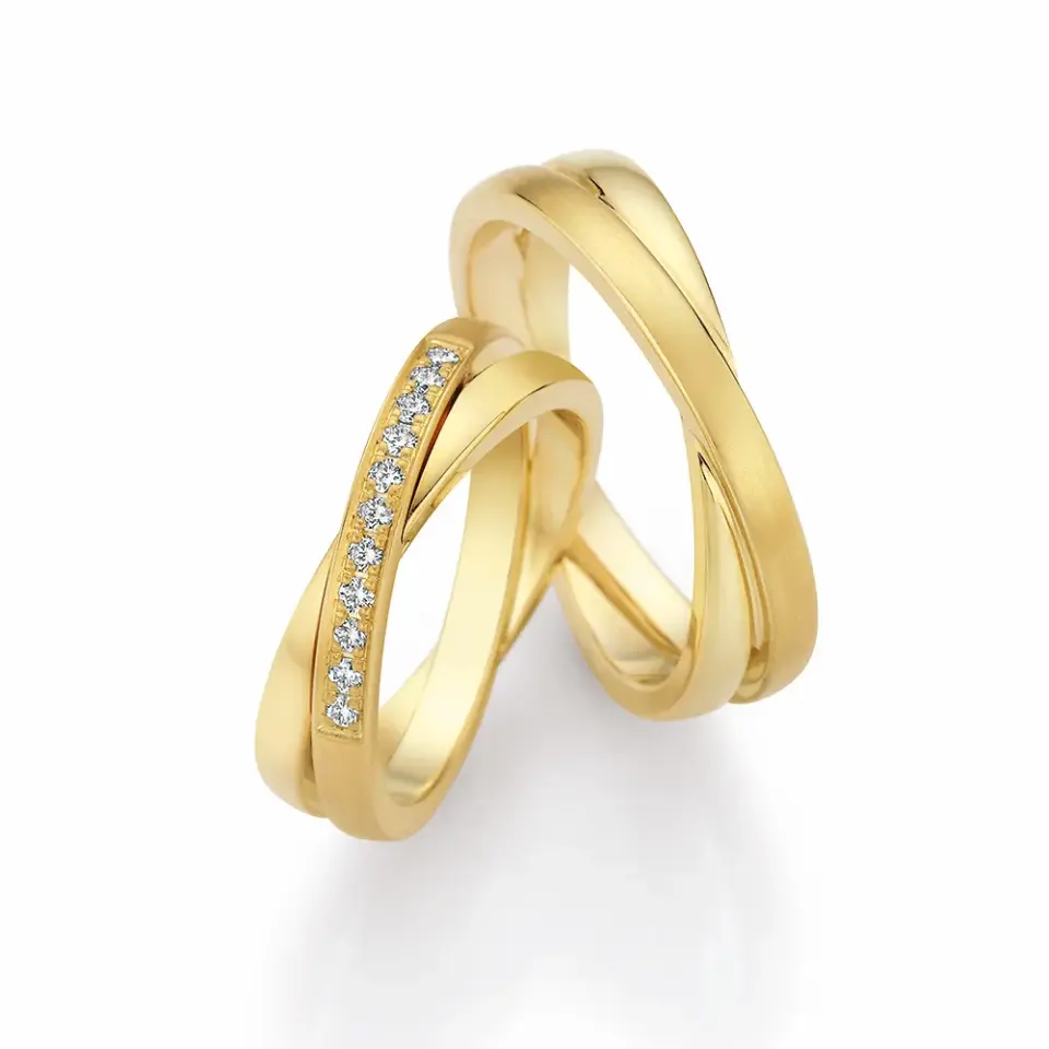 Alianzas de boda de oro amarillo con diamantes