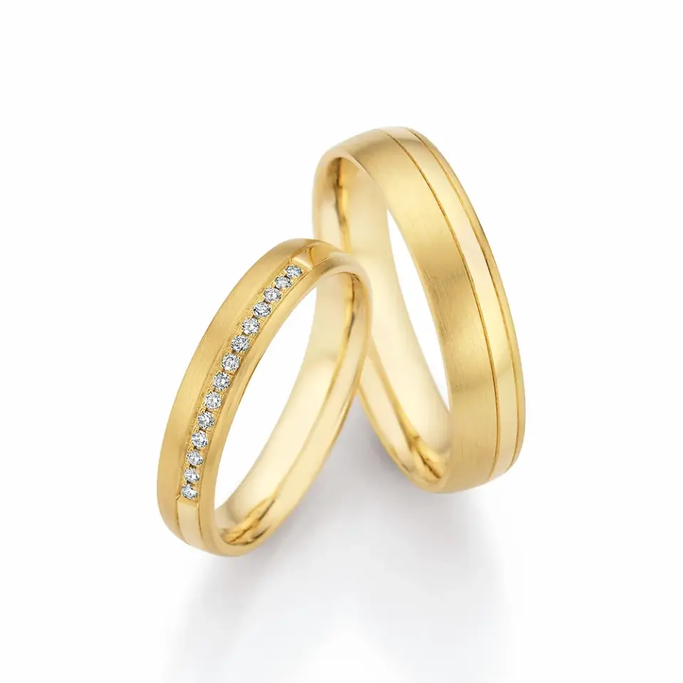 Alianzas de boda de oro amarillo con diamantes