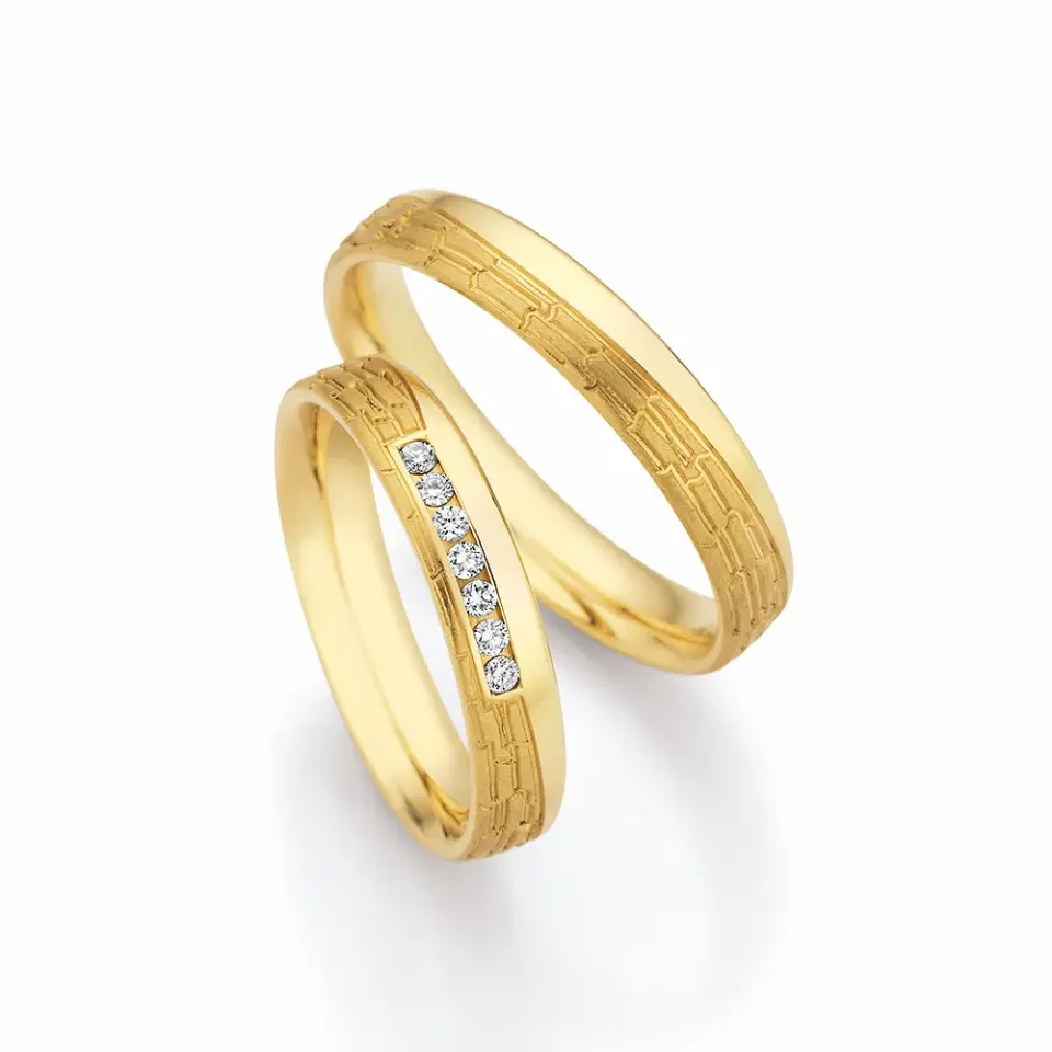 Alianzas de boda de oro amarillo con diamantes
