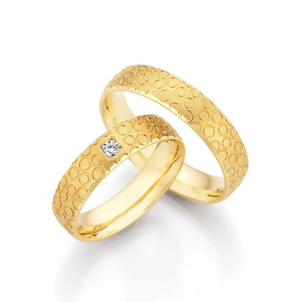 Alianzas de boda de oro amarillo con diamante