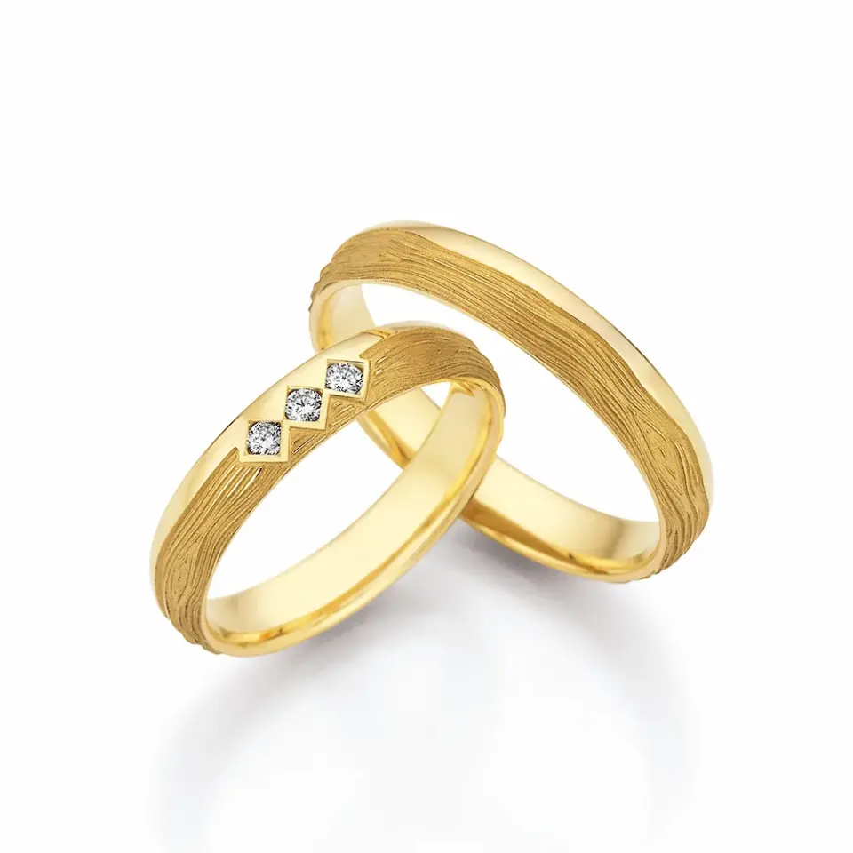Alianzas de boda de oro amarillo con diamantes