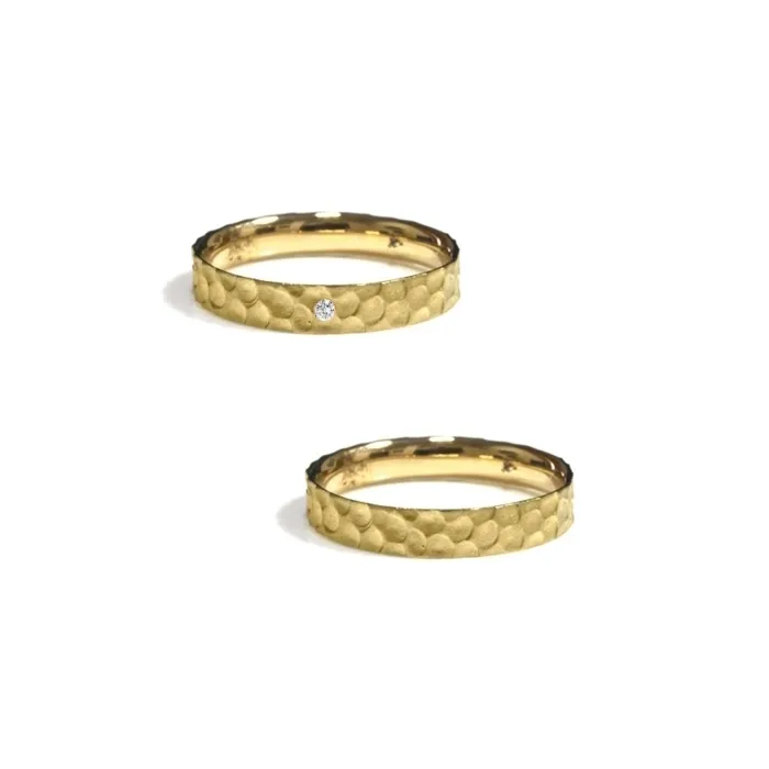 Alianzas de boda de oro amarillo con diamante