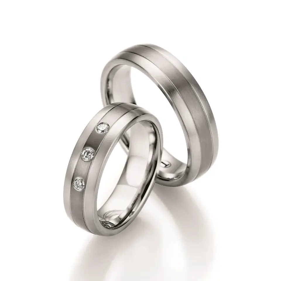 Alianzas de boda de acero y titanio con diamantes