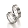 Alianzas de boda de acero y titanio con diamantes