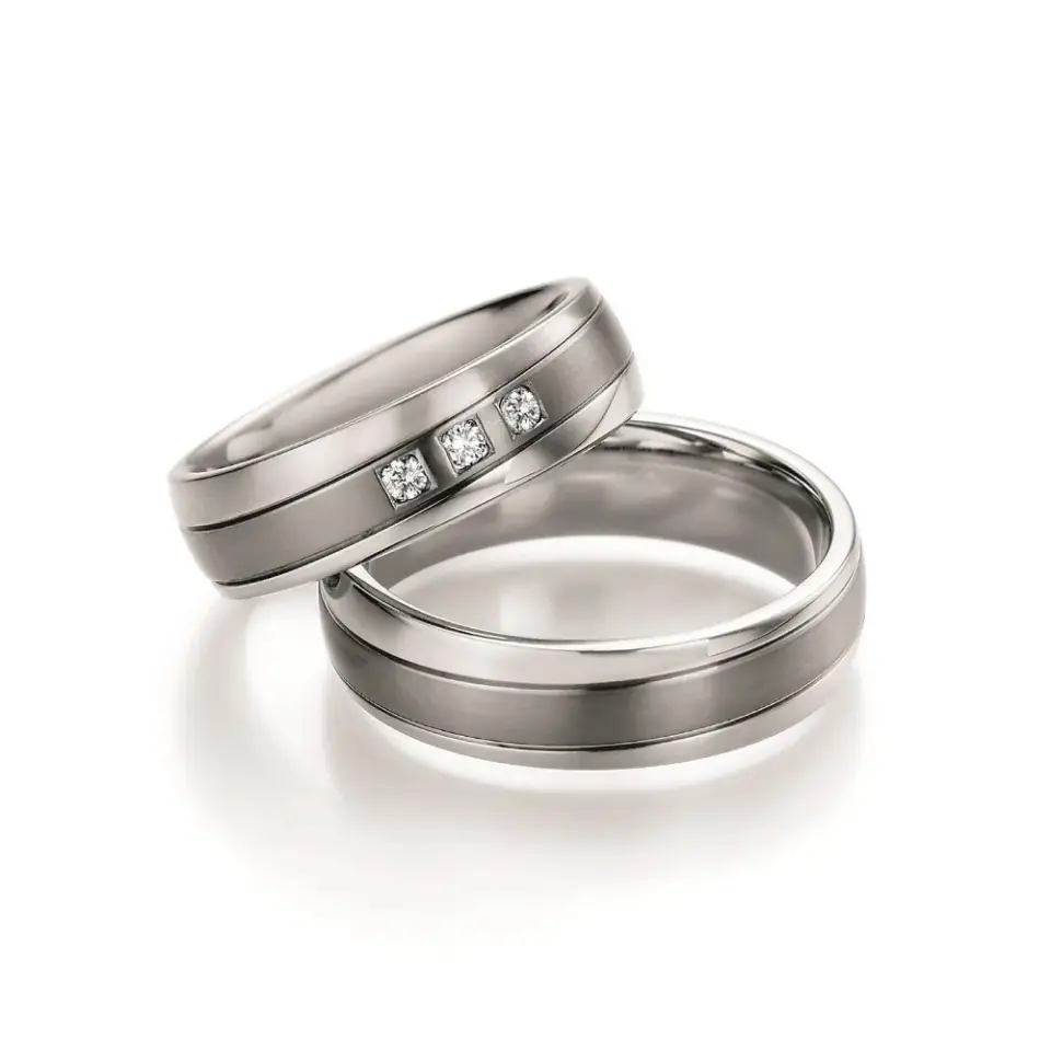 Alianzas de boda de acero y titanio con diamantes
