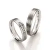 Alianzas de boda de acero y titanio con diamantes