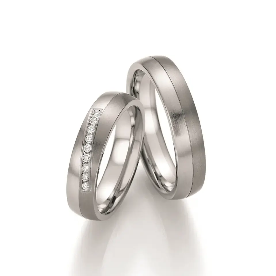 Alianzas de boda de acero y titanio con diamantes