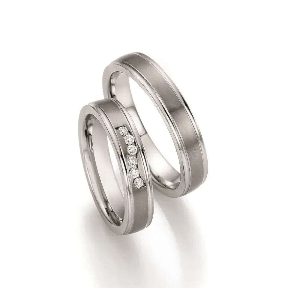 Alianzas de boda de acero y titanio con diamantes