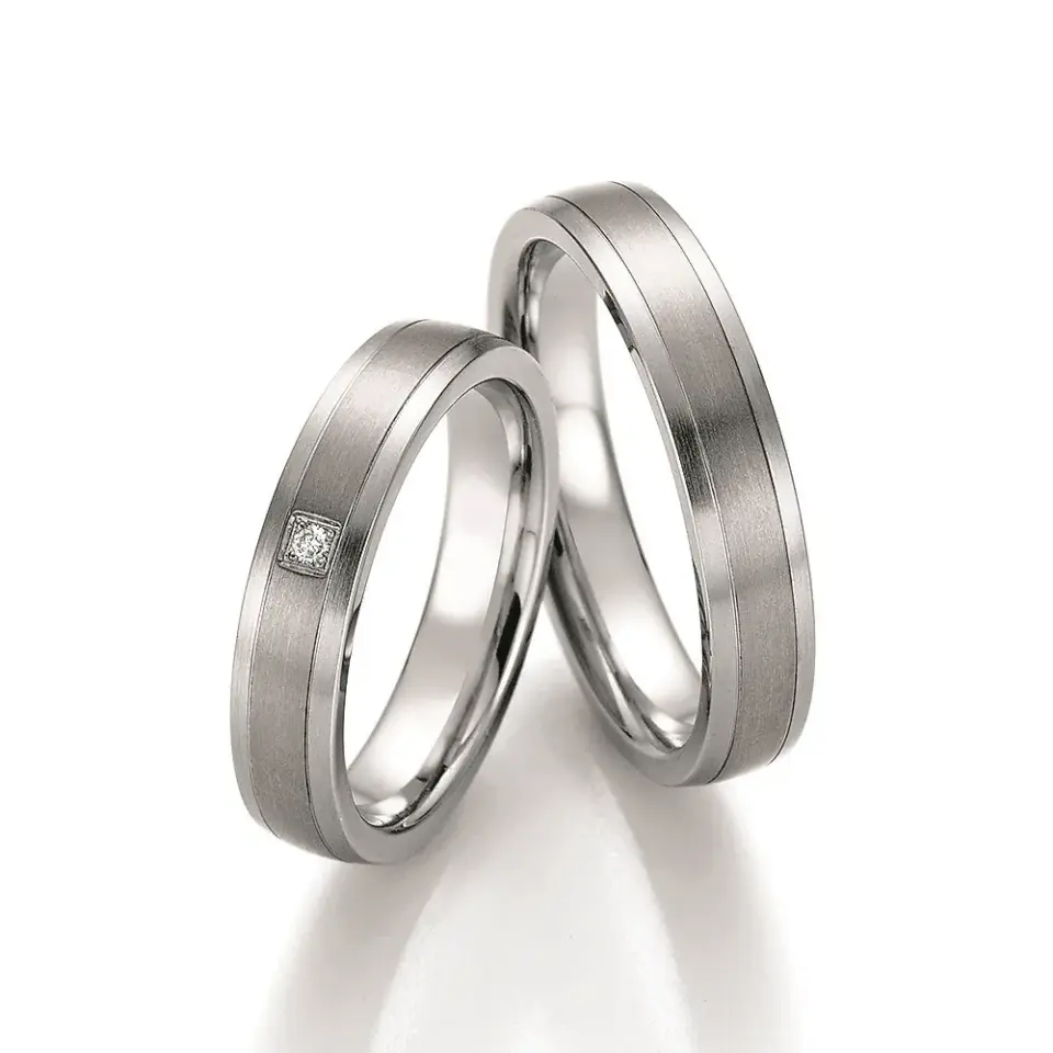 Alianzas de boda de acero y titanio con diamante