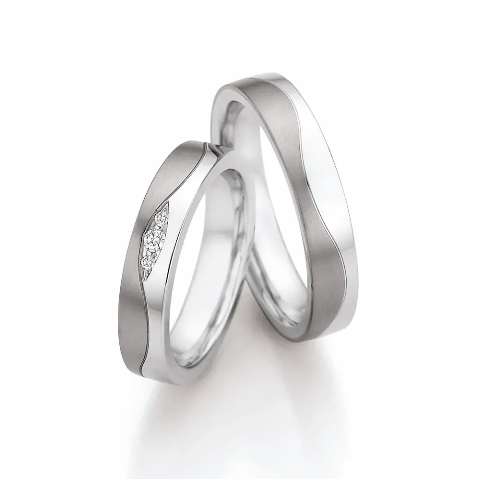 Alianzas de boda de acero y titanio con diamantes