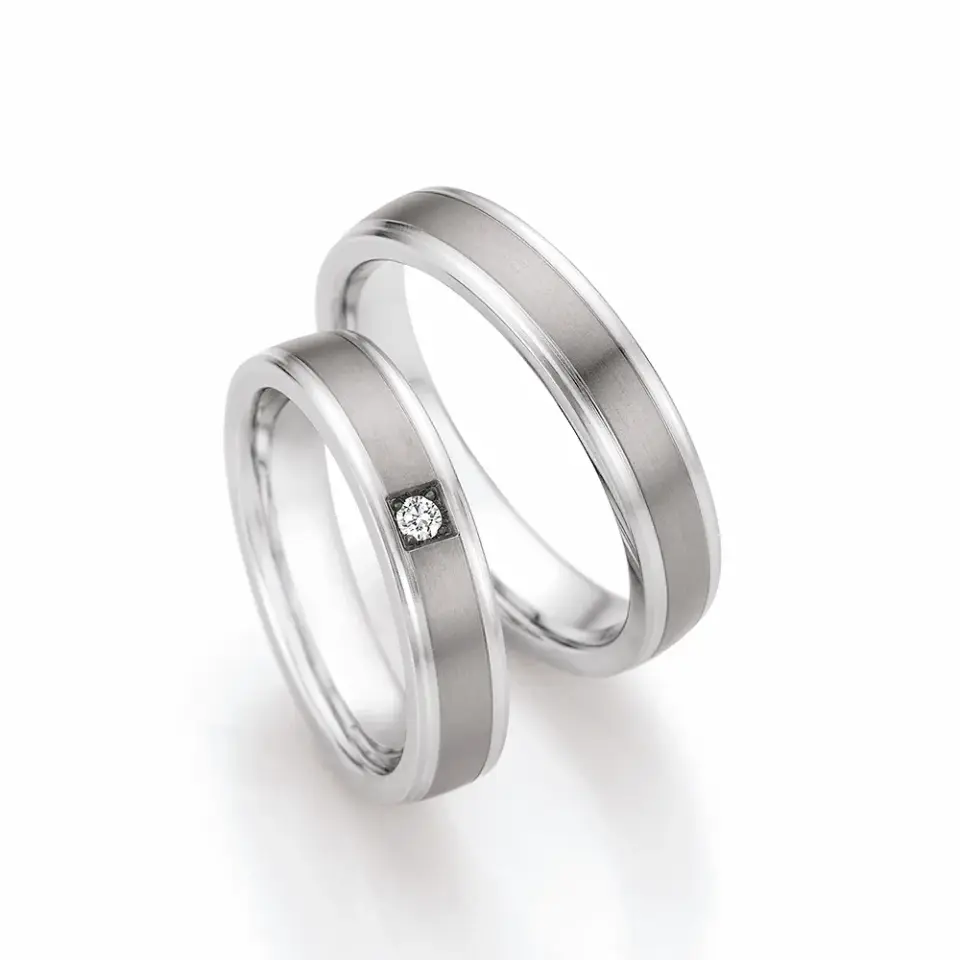 Alianzas de boda de acero y titanio con diamante