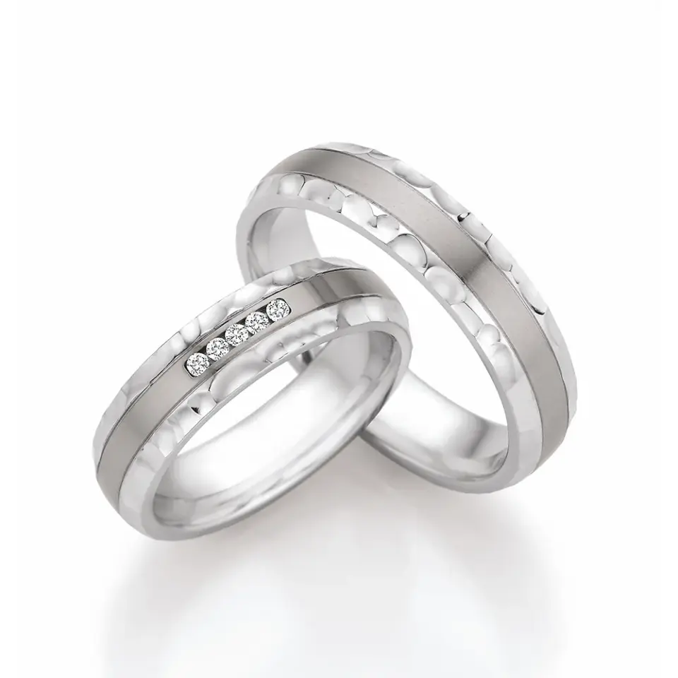 Alianzas de boda de acero y titanio con diamantes