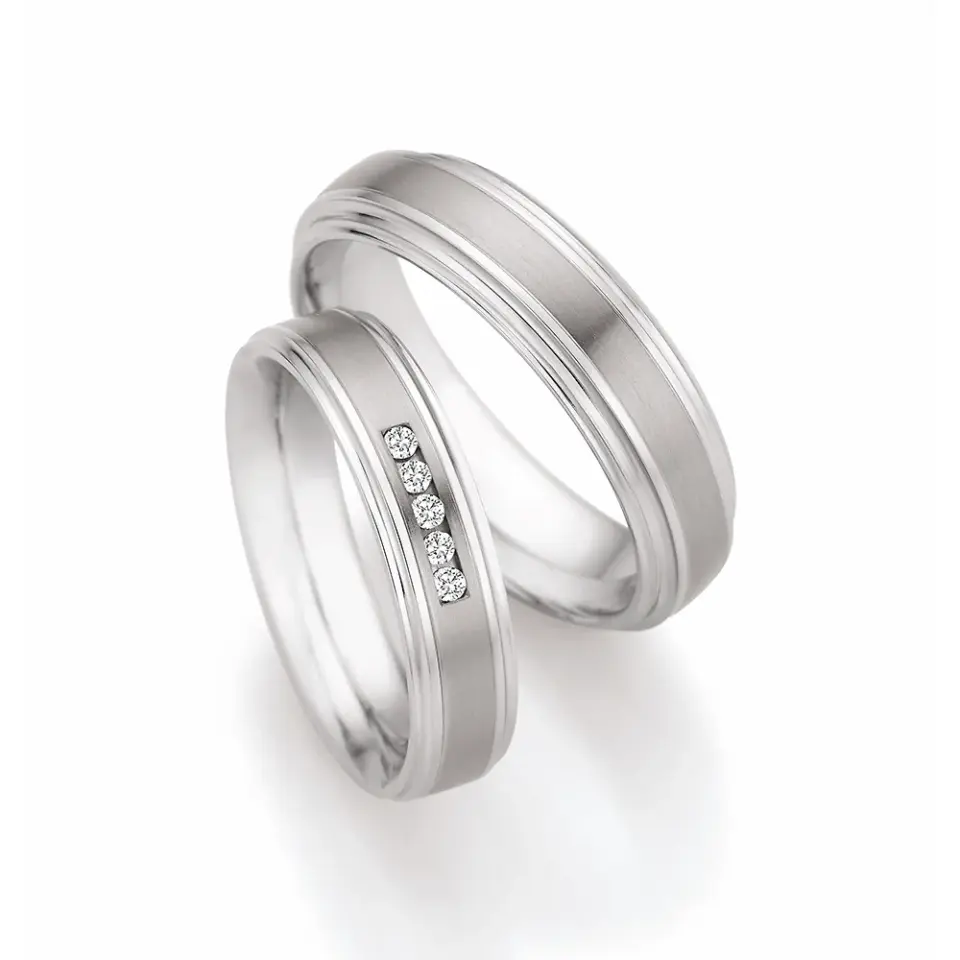 Alianzas de boda de acero y titanio con diamantes