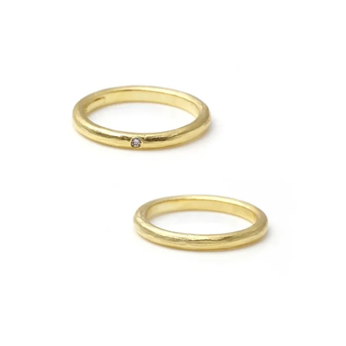 Alianzas de boda de oro amarillo con diamante