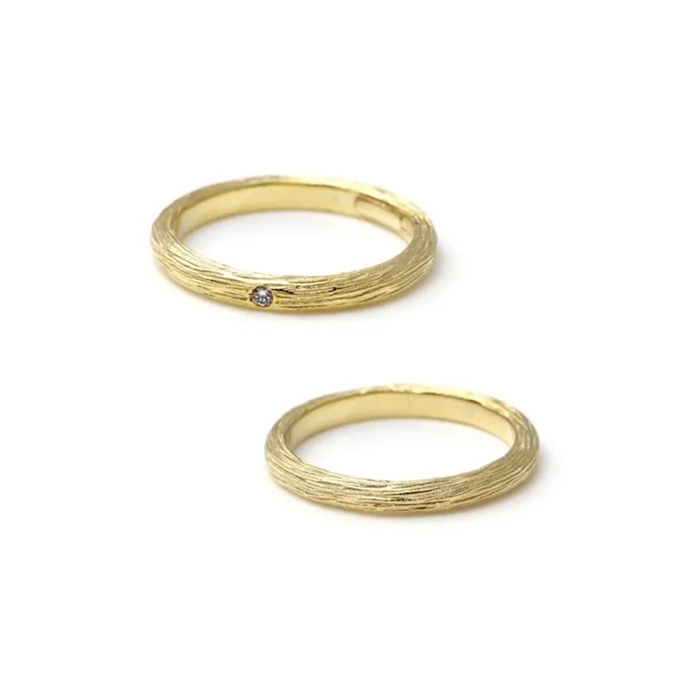 Alianzas de boda de oro amarillo con diamante