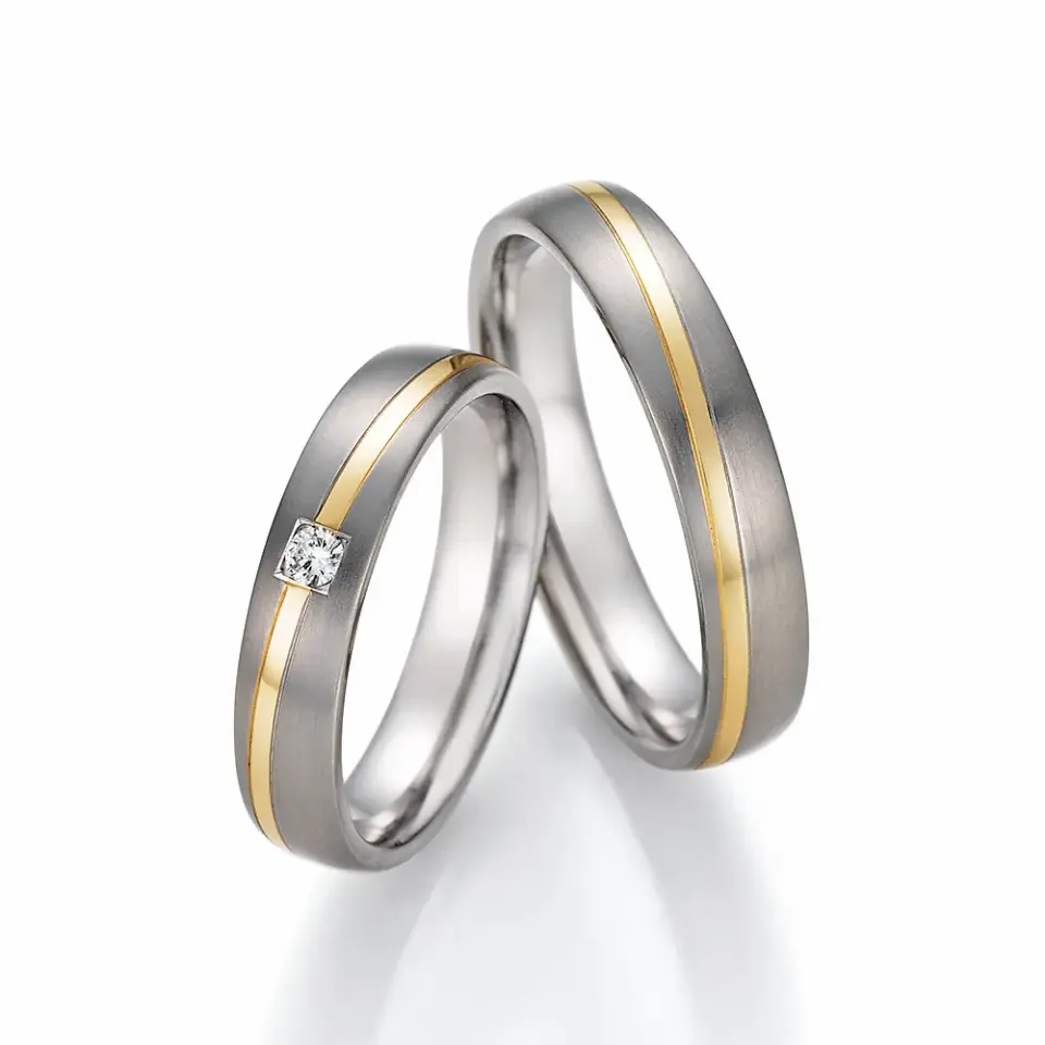 Alianzas de boda de titanio y oro amarillo con diamante
