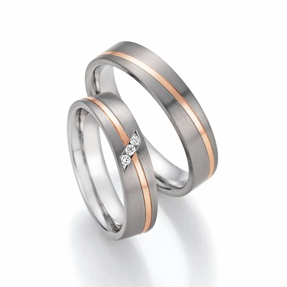 Alianzas de boda de titanio y oro rosado con diamantes