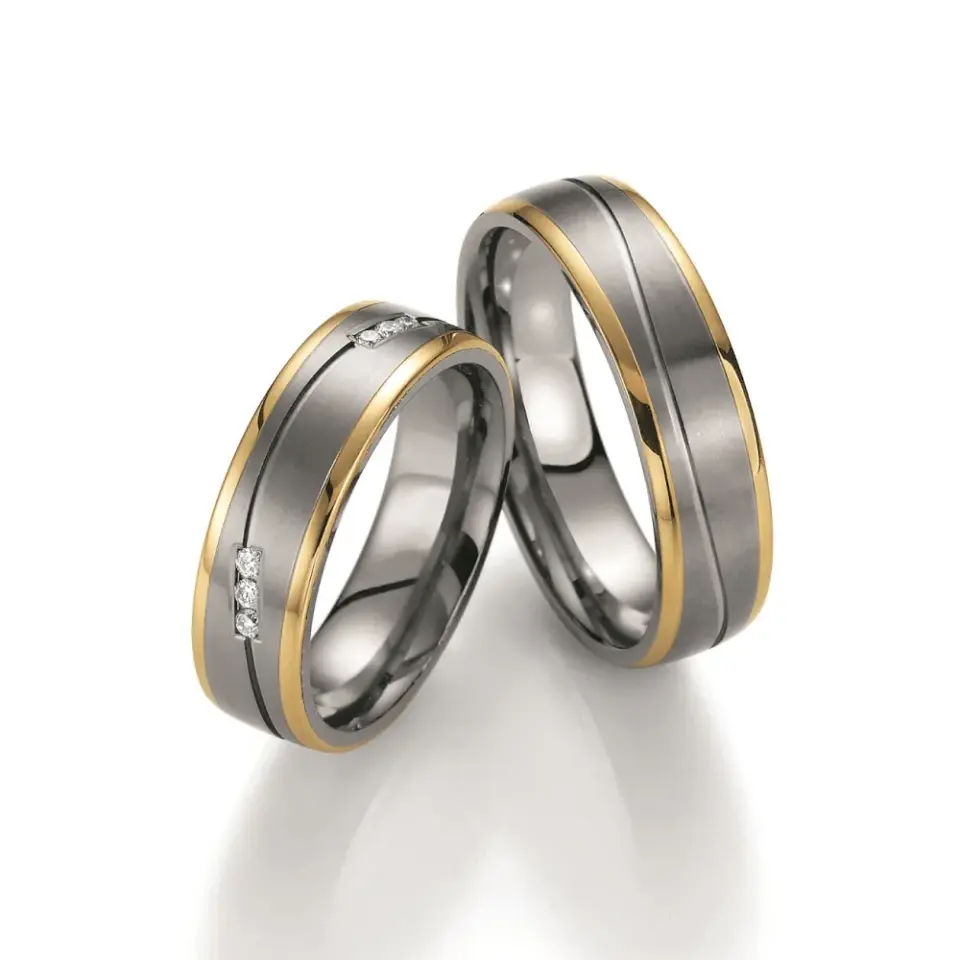 Alianzas de boda de titanio y oro amarillo con diamantes