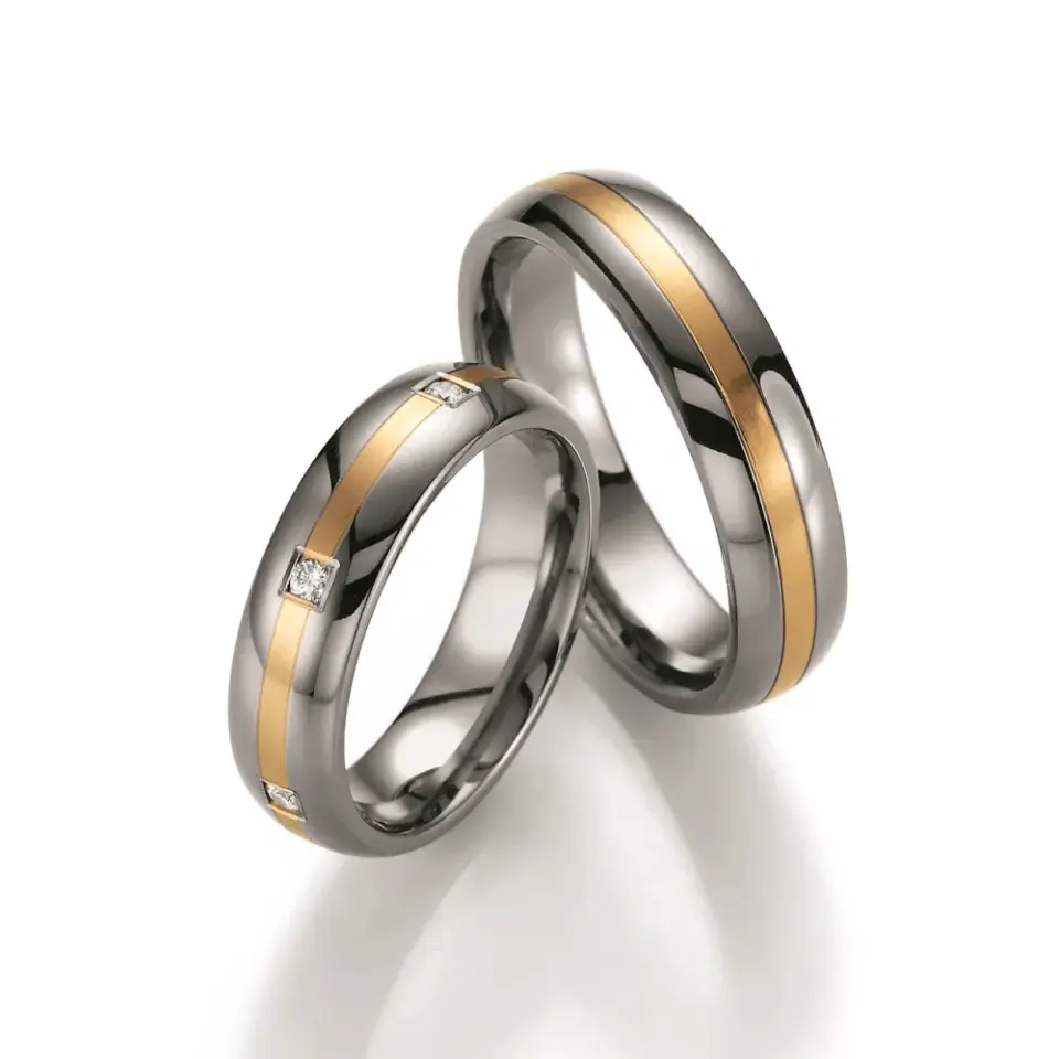 Alianzas de boda de titanio y oro amarillo con diamantes