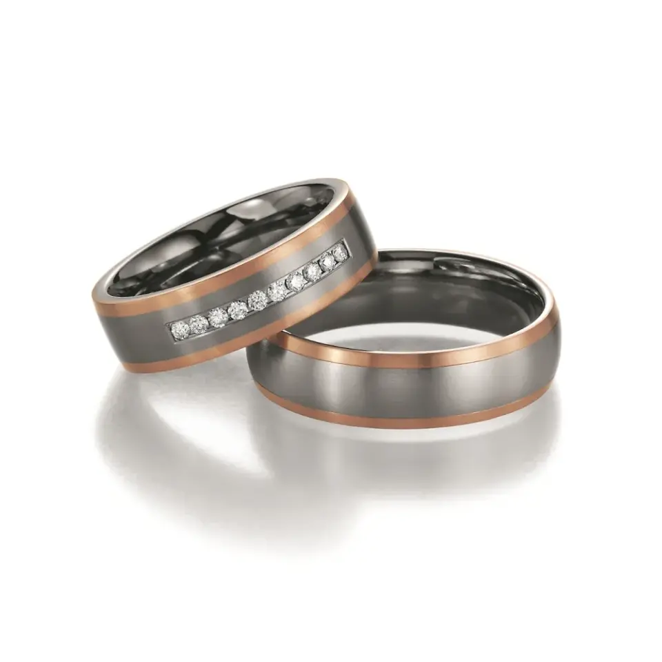 Alianzas de boda de titanio y oro rosado con diamantes