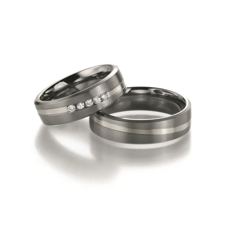 Alianzas de boda de titanio y oro blanco con diamantes
