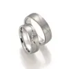 Alianzas de boda de titanio y platino con diamantes