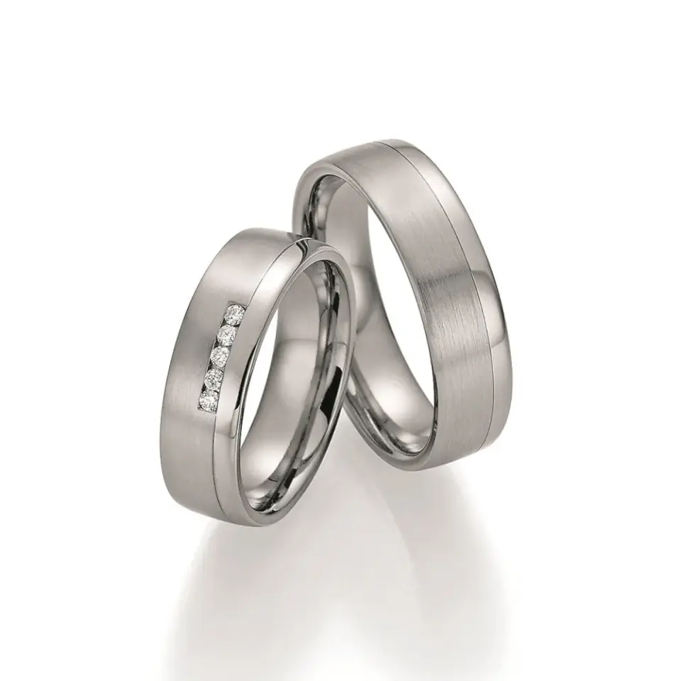 Alianzas de boda de titanio y platino con diamantes