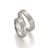 Alianzas de boda de titanio y platino con diamantes