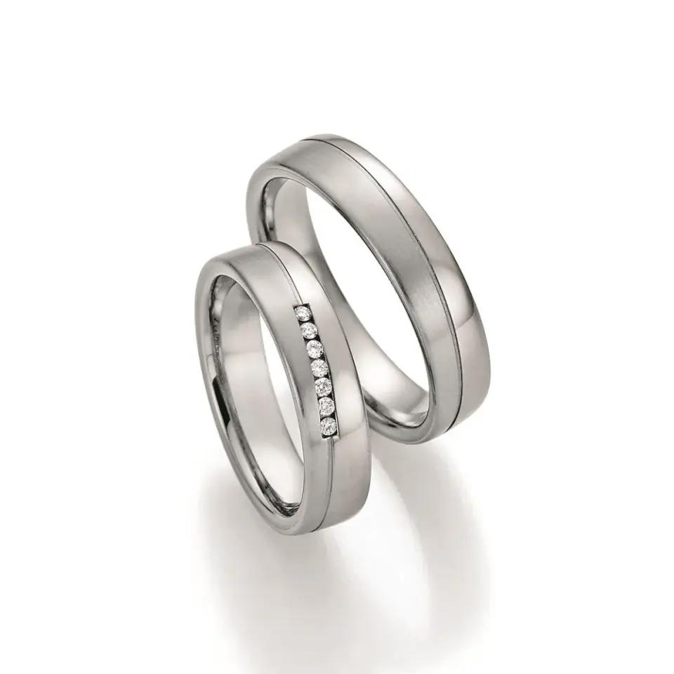 Alianzas de boda de titanio y platino con diamantes