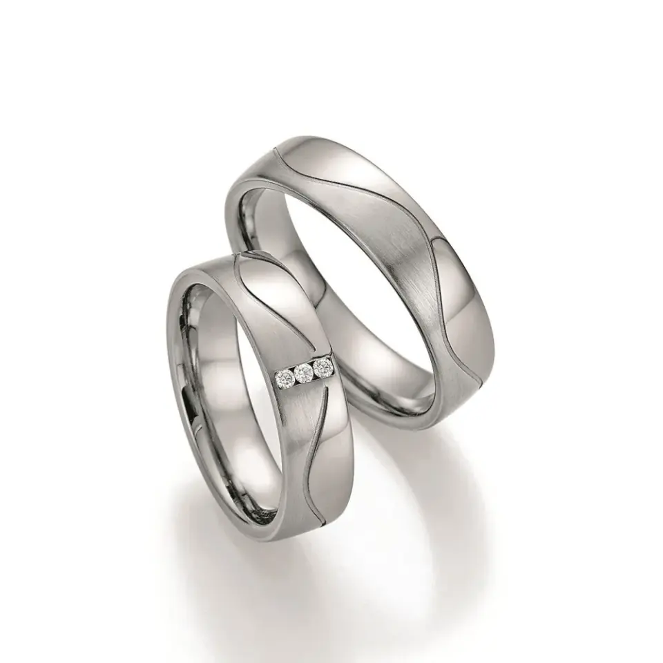 Alianzas de boda de titanio y platino con diamantes