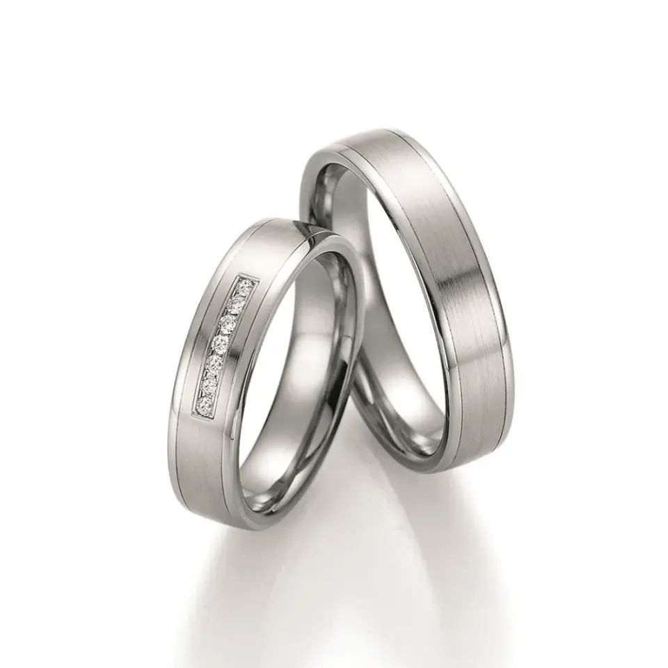 Alianzas de boda de titanio y platino con diamantes