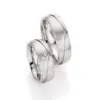 Alianzas de boda de acero con diamantes