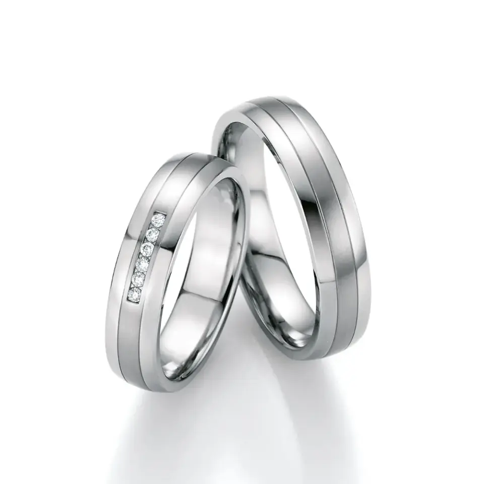 Alianzas de boda de acero con diamantes