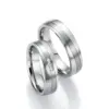 Alianzas de boda de acero con diamantes