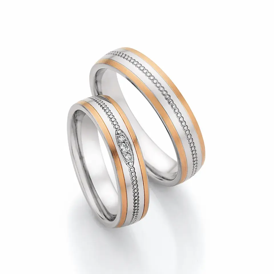 Alianzas de boda de acero y oro rosado con diamantes
