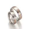 Alianzas de boda de acero y oro rosado con diamantes