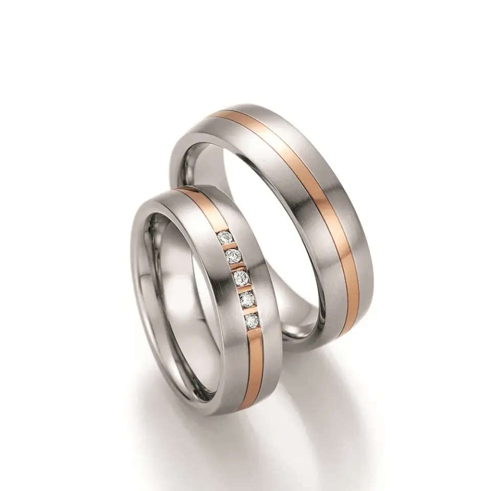 Alianzas de boda de acero y oro rosado con diamantes