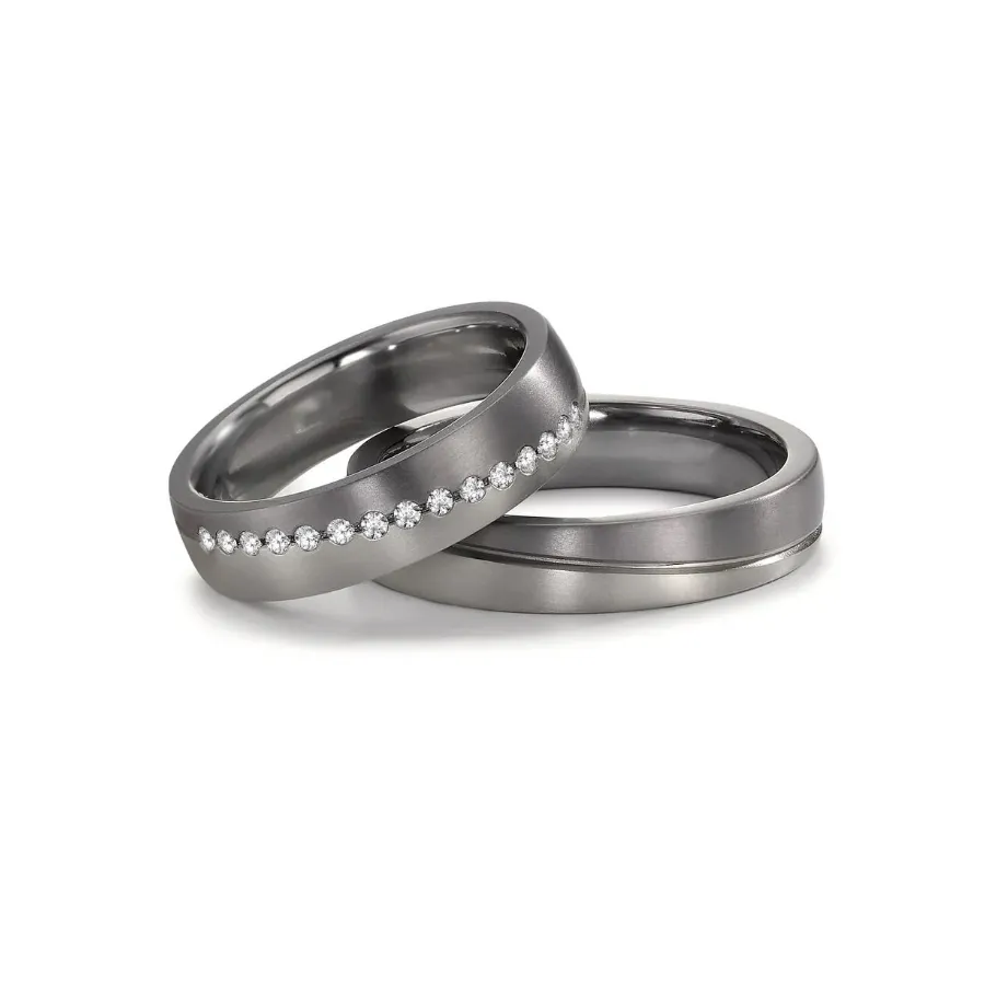 Alianzas de boda de tántalo y platino con diamantes